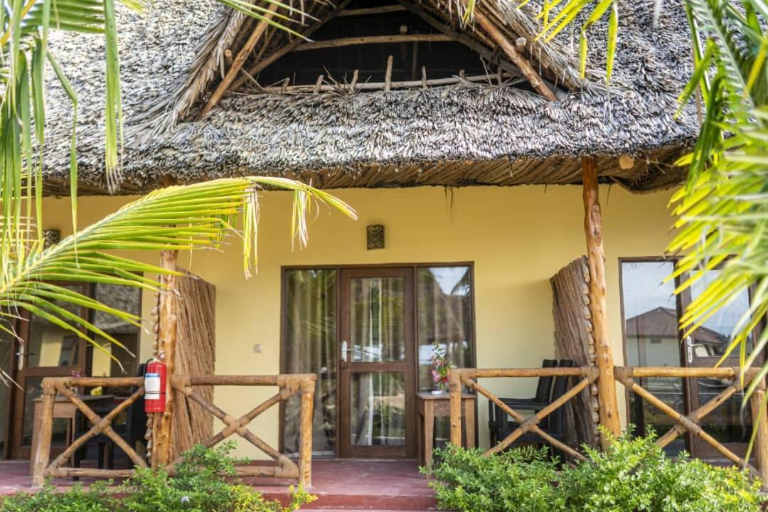 Weavers Lodge Pongwe Esterno foto